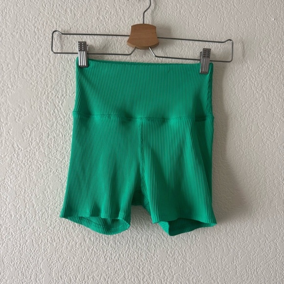 Carbon 38 ribbed green athletic shortie shorts - Picture 3 of 5